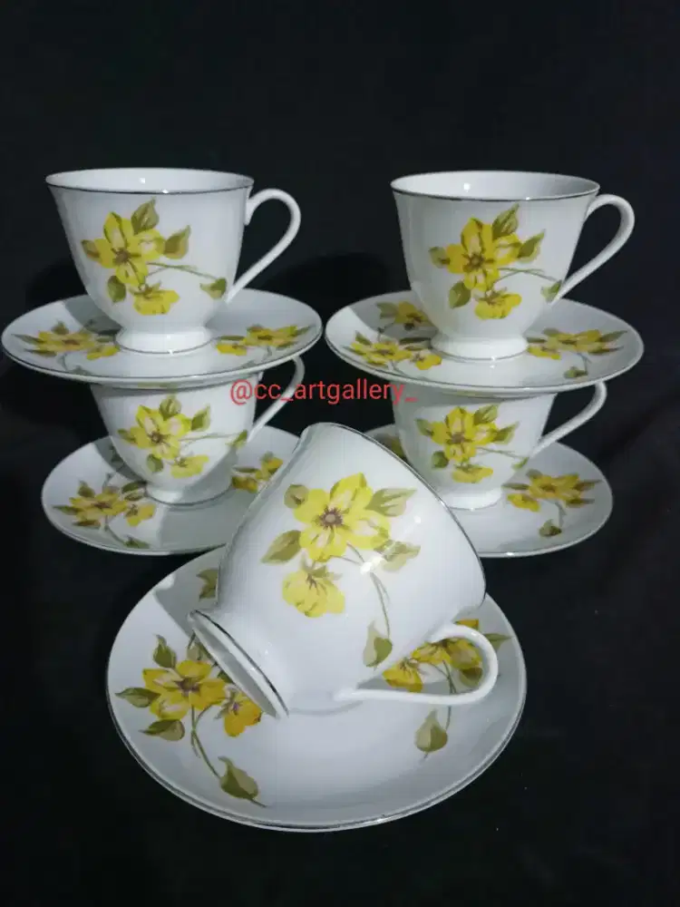 Cangkir teh lawas motif Bunga sepatu kuning