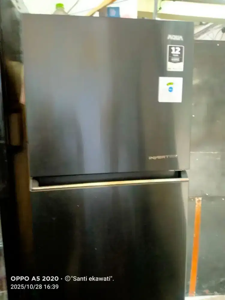 Dijual kulkas Aqua inverter dua pintu