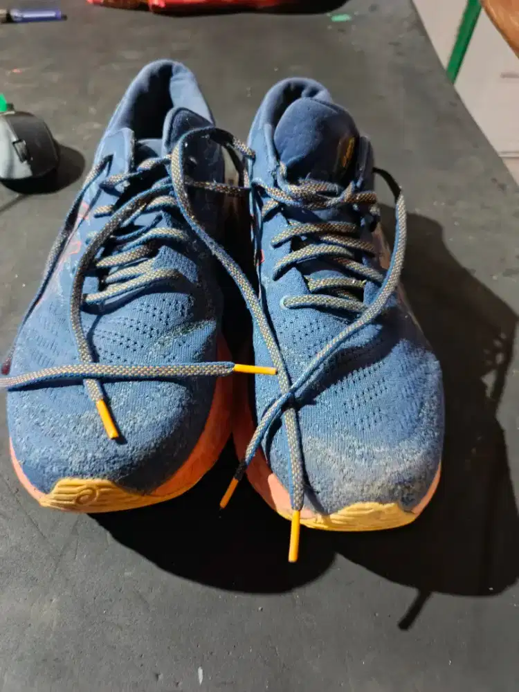 Sepatu running size 47