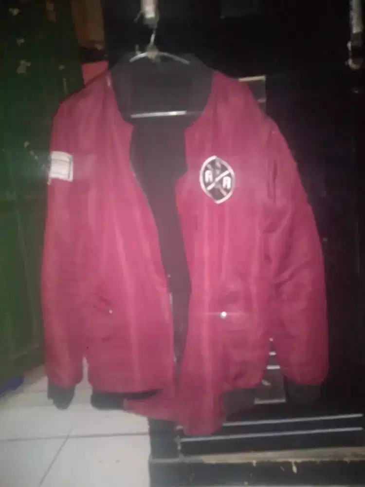 Jaket parasut merah maroon