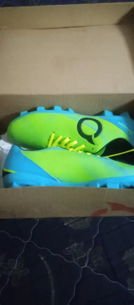 Sepatu bola ukuran 40