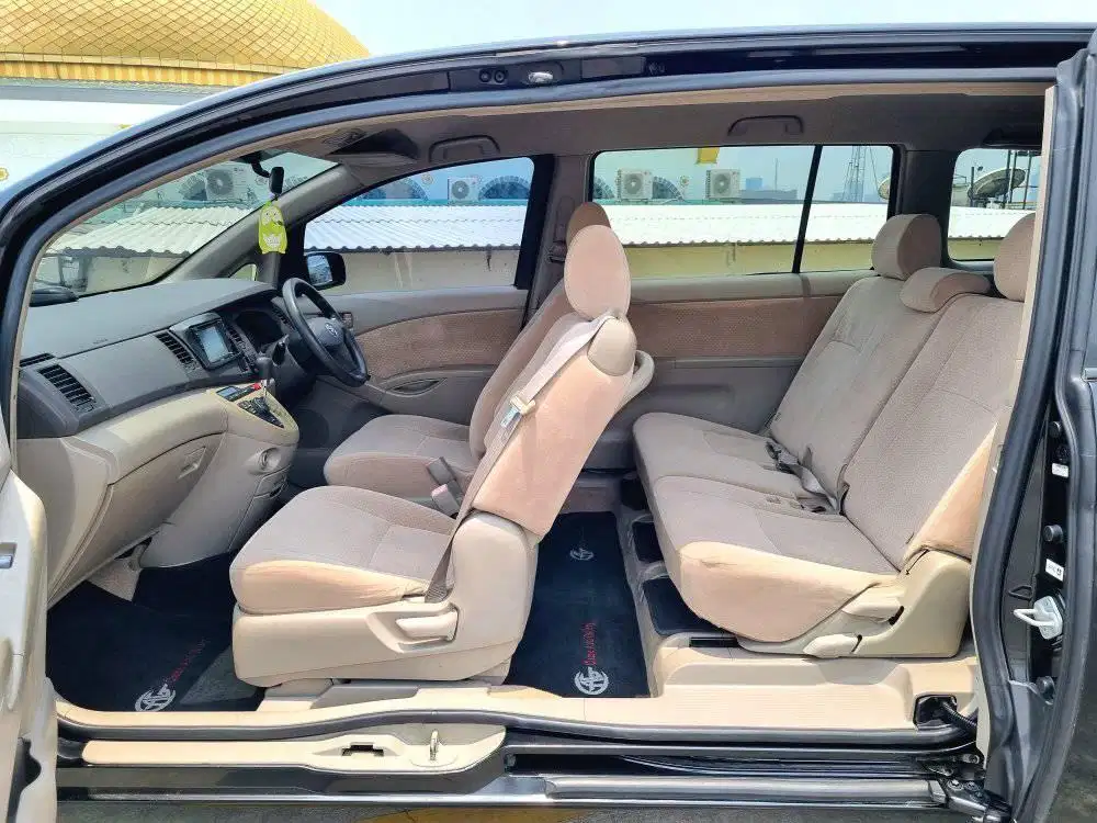 Toyota Isis CBU Japan 2006