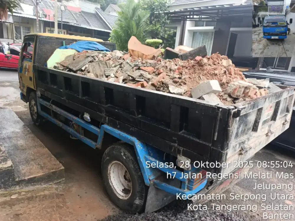 Jasa buang puing dan pembersihan sampah