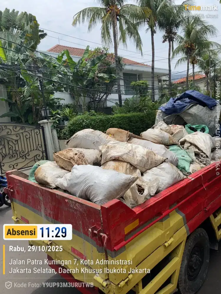 Jasa buang puing dan pembersihan sampah