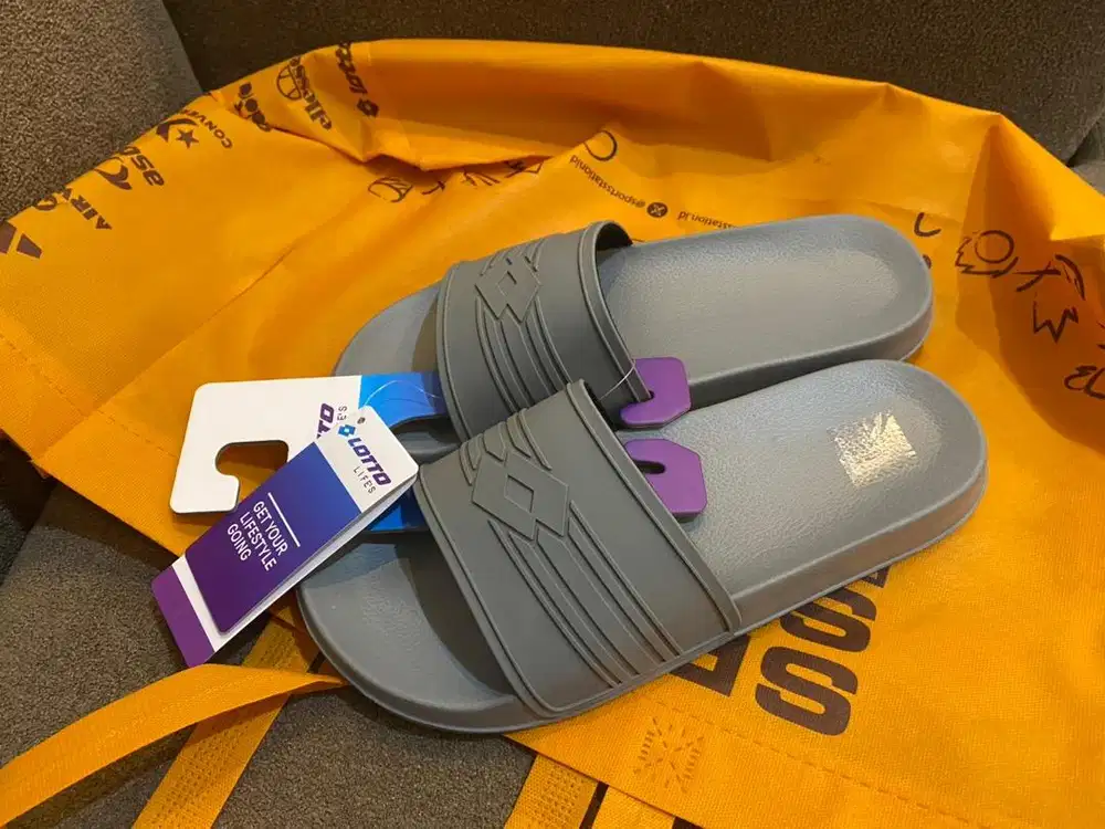 Sendal pria LOTTO size 43 masih baru lokasi Makassar