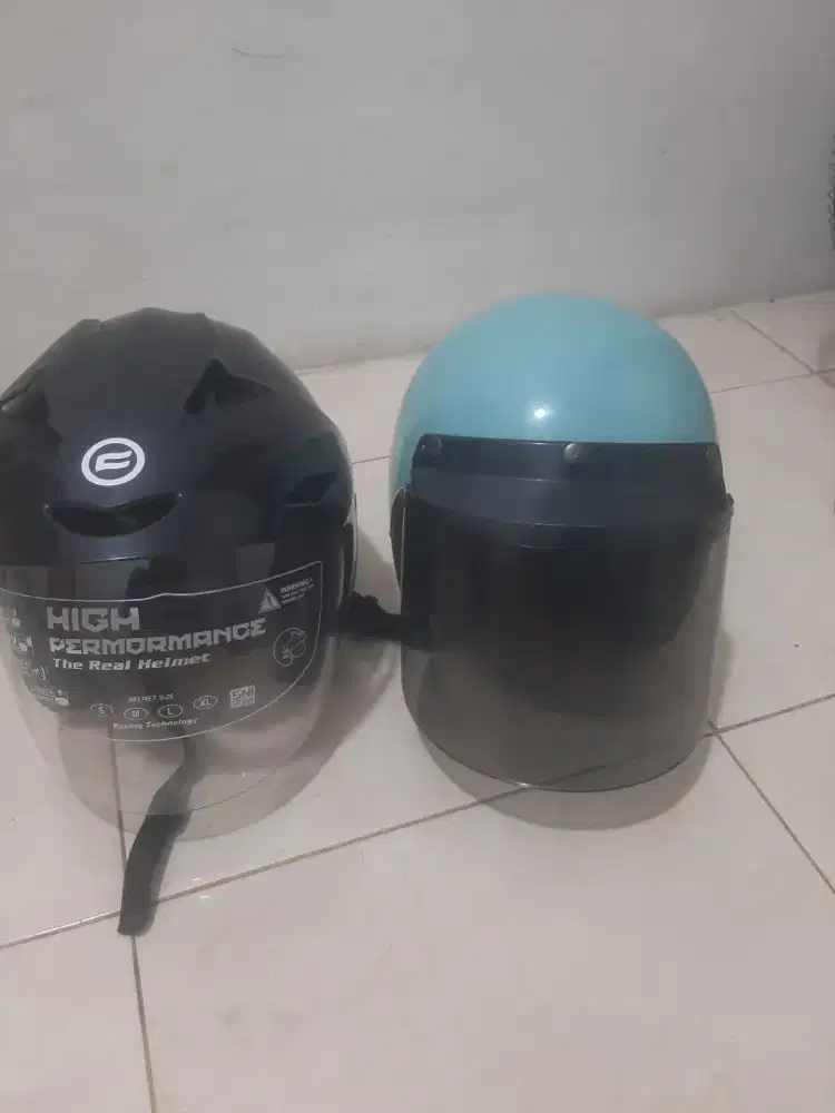 2 Helm 150rb hitam baru biru bekas