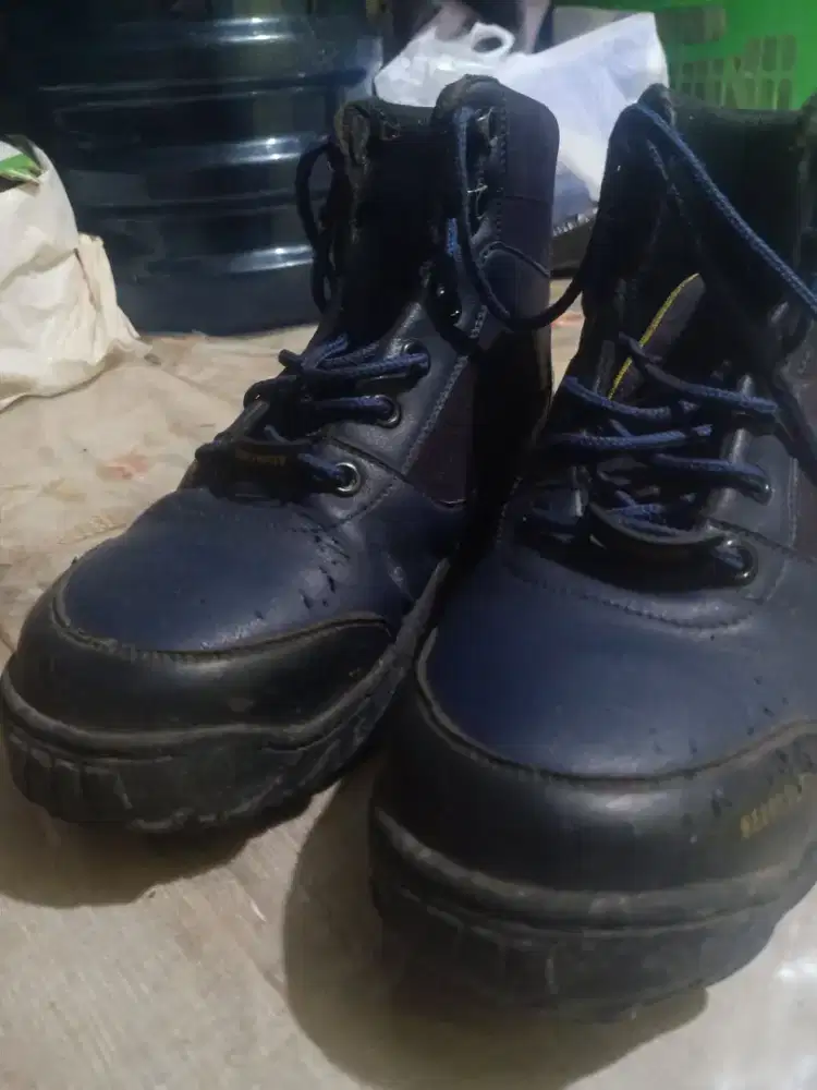 sepatu safety reisengear kondisi ok