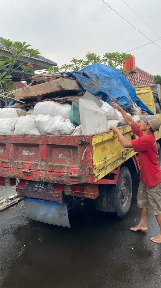 Jasa buang puing dan tanah