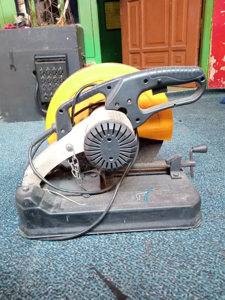 Maenan perabot potong besi