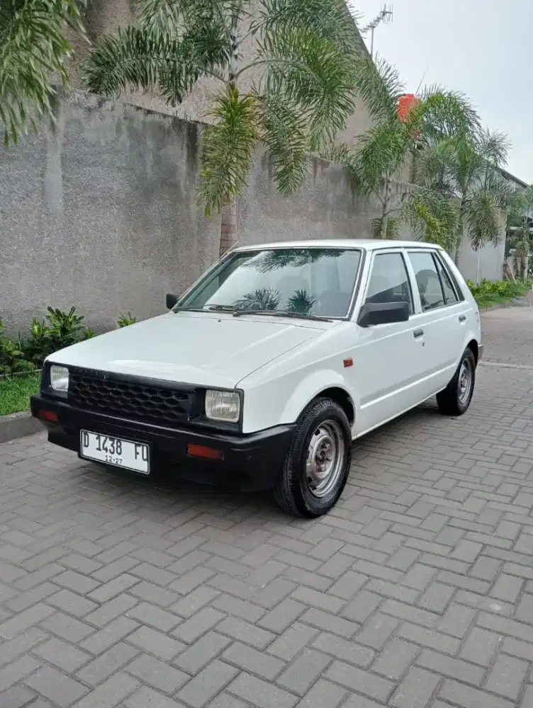 mobil charade 86 putih