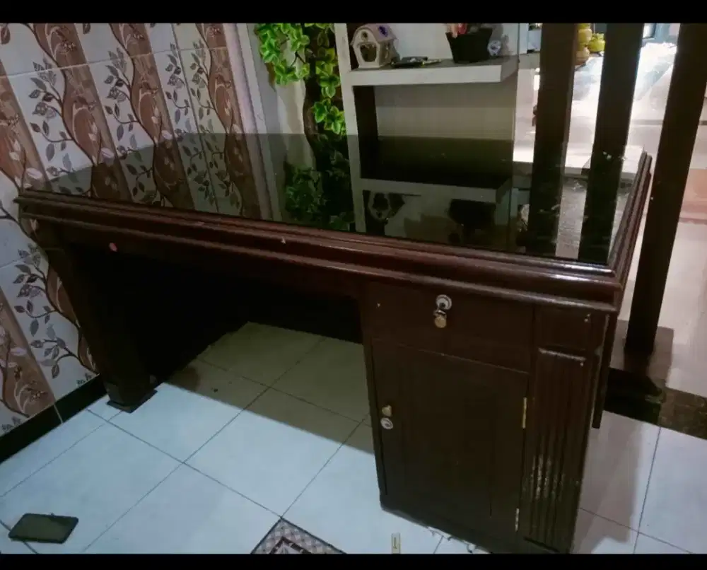Meja kantor bekas