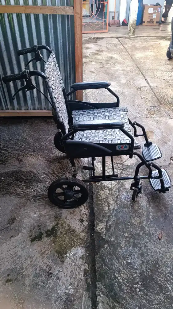 Kursi roda untuk orang sakit