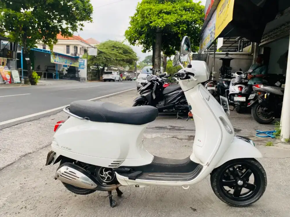 Vespa LX 150 cc putih Deva motor