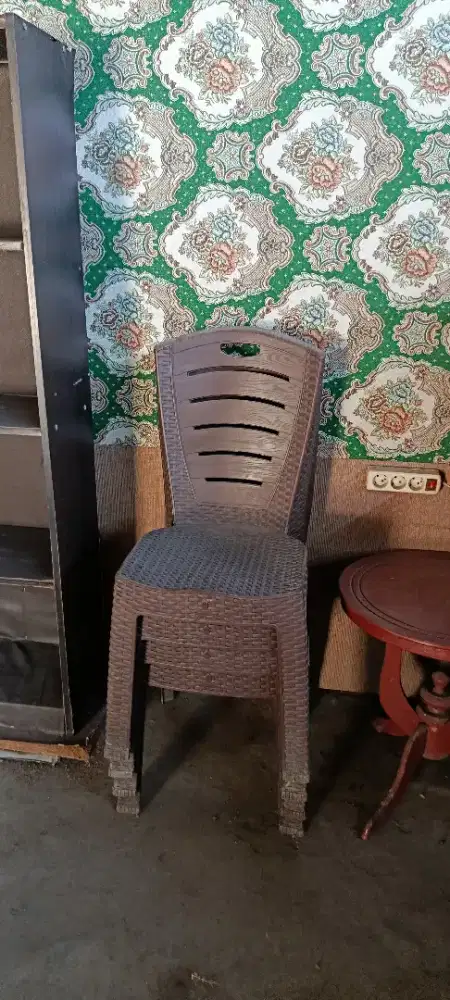 KURSI PLASTIK masih BAGUS