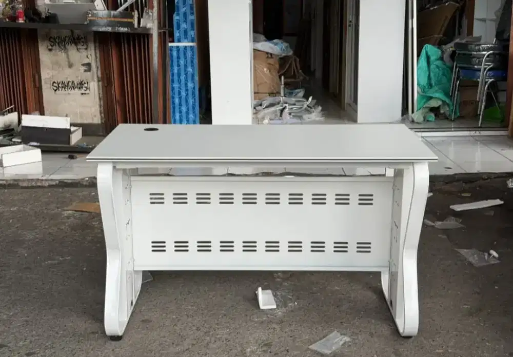 Meja kantor setengah biru