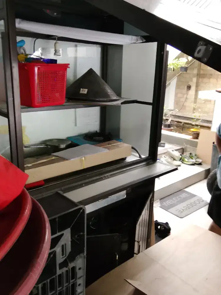 Etalase Aluminium 3 Tingkat + Lemari Bawah Kondisi Bagus, Bonus Kompor