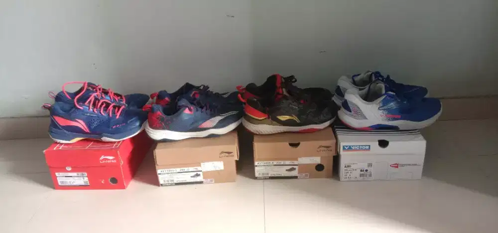 Sepatu badminton