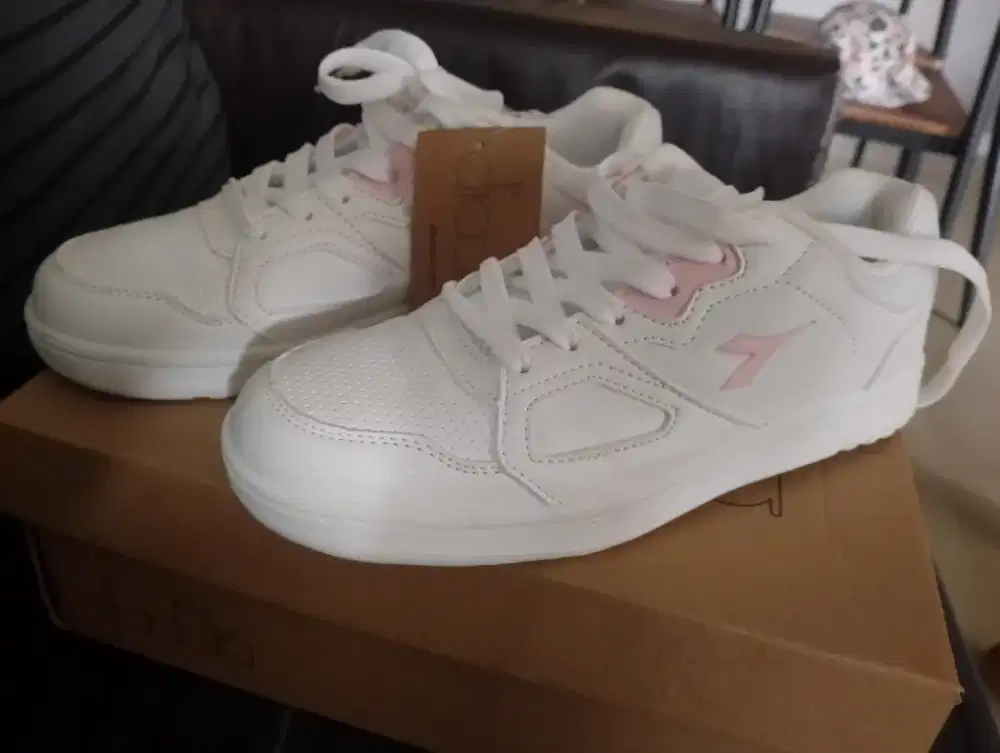 Sepatu Cewek Diadora