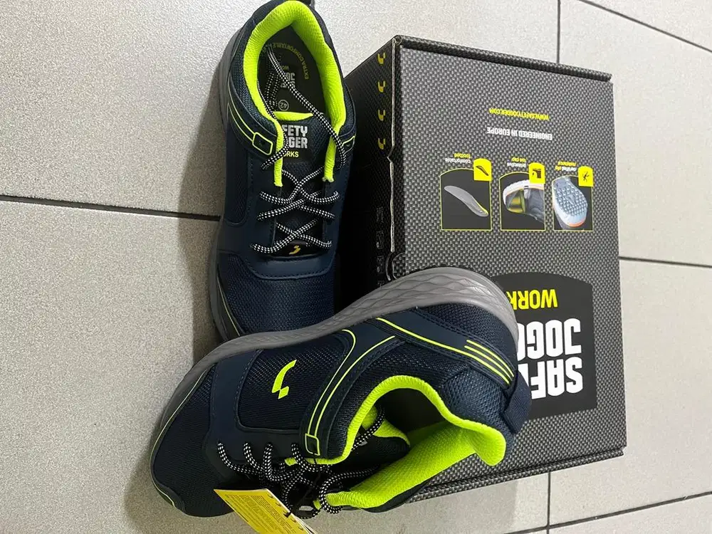 Sepatu safety jogger ukuran 42