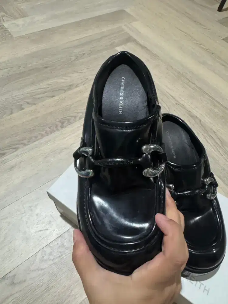 sepatu charless and cheith