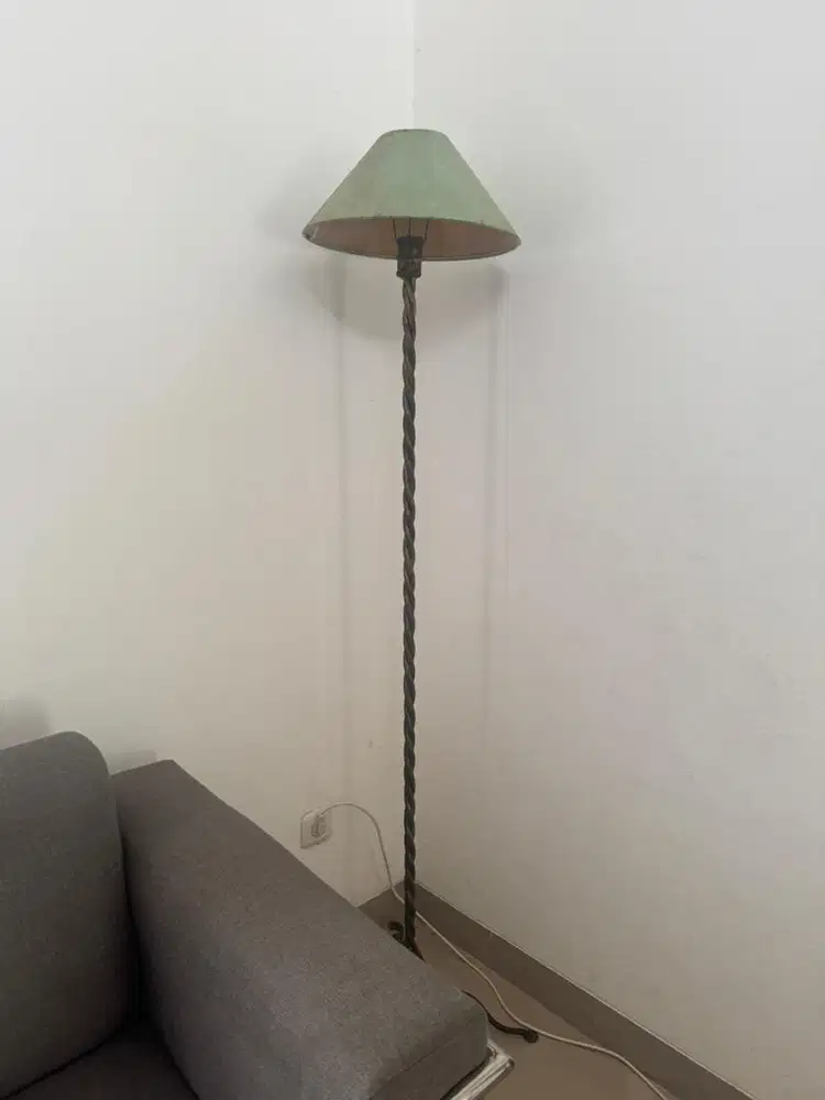 standing lampu besi antik