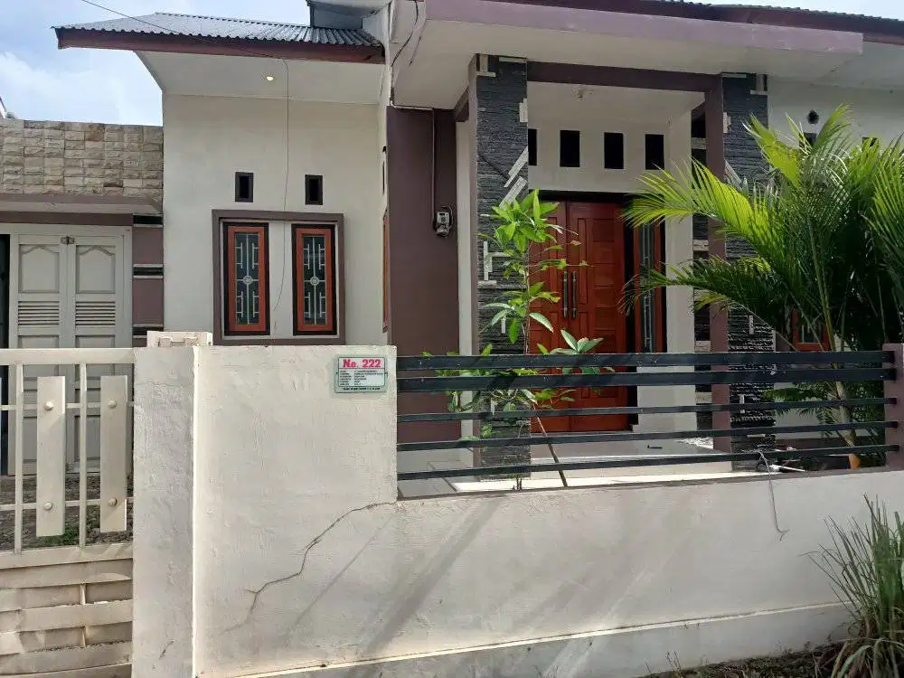 Rumah baru di komplek besar, lokasi strategis, lingkungan nyaman