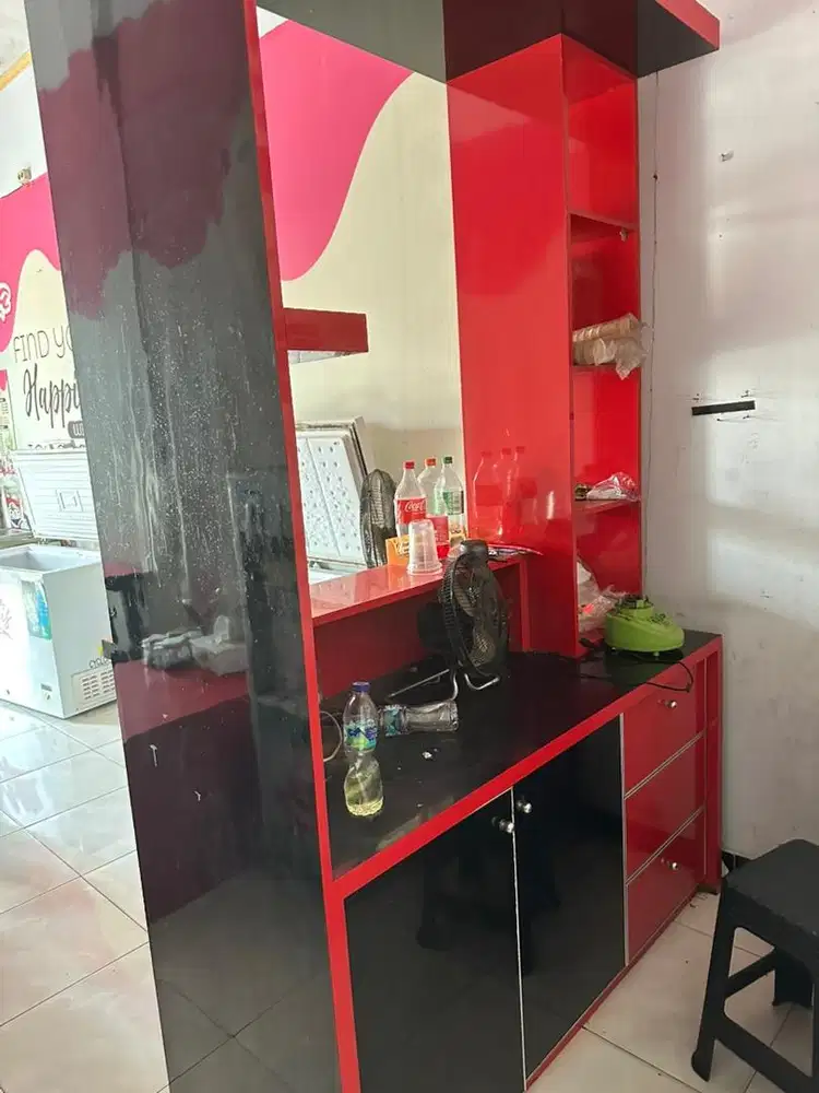 Peralatan toko (lemari dan mej)