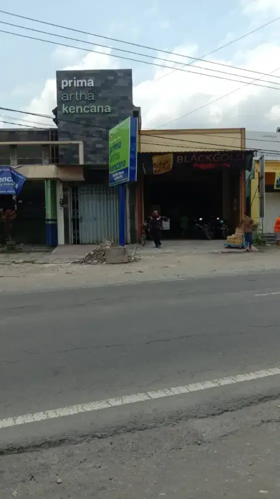 Pegawai serabutan di toko sembako