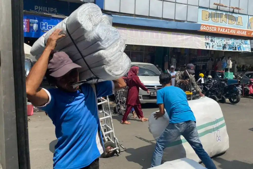Kuli angkut dan Bongkaran pameran