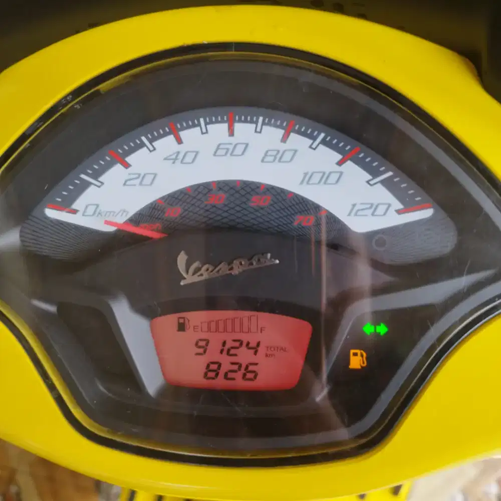 Vespa matic 125cc tahun 2022 warna kuning