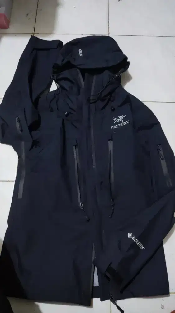 Jaket & Sepatu Gunung