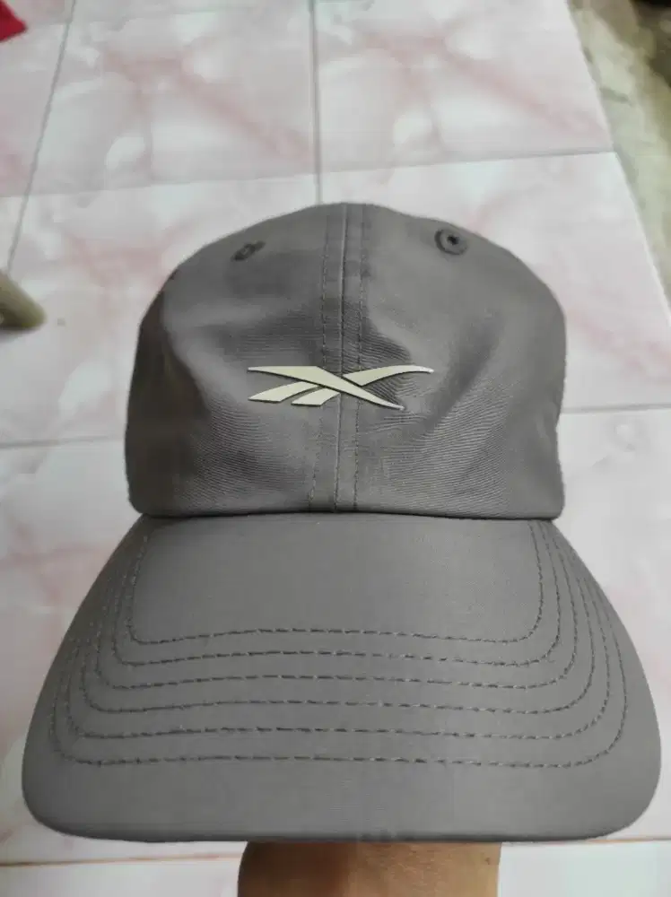Topi lari merk REEBOK