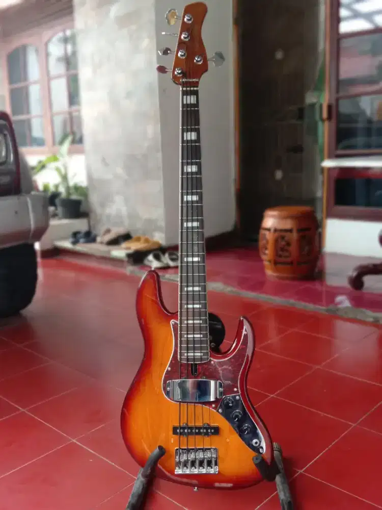 Bass SIRE V5 5 String, kondisi mulus LIKE NEW