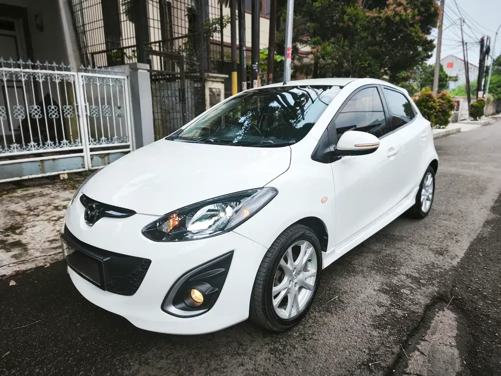 (Lowkm) Mazda 2 R 2011 matic putih setangan mazda2