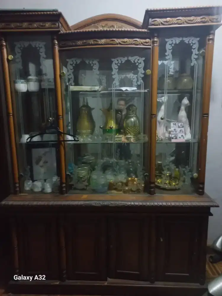 Lemari hias aya lampu an