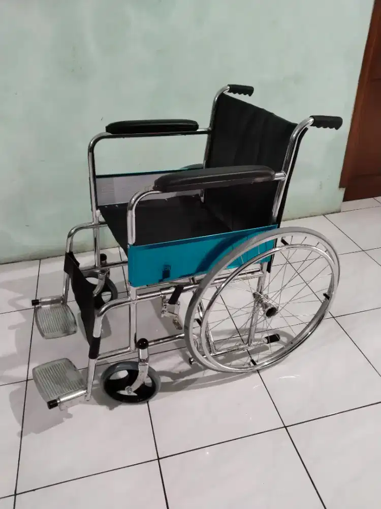 Kursi roda masih baru belum sempat dipakai
