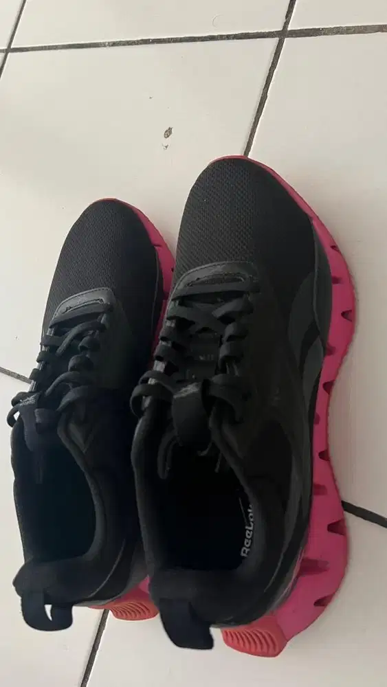 2 sepatun sekaligus, Sepatu diodora ukuran 38, Reebok ukuran 39