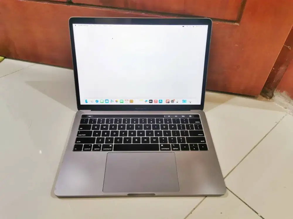 Macbook Pro 2019 Touchbar 13inch Core i5 8GB 256GB