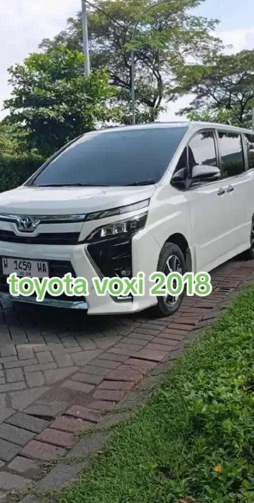 Toyota voxy putih matic