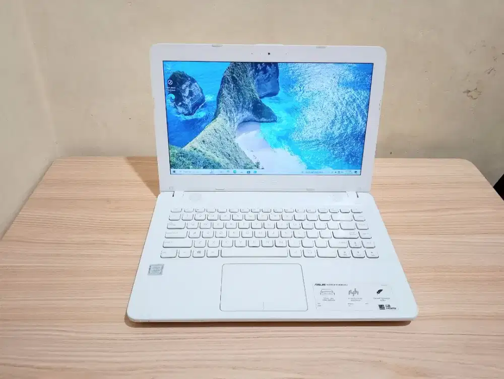 Asus X441U core i3-7020U ram 8/512 GB SSD + 1 GB HDD Intel UHD graphic