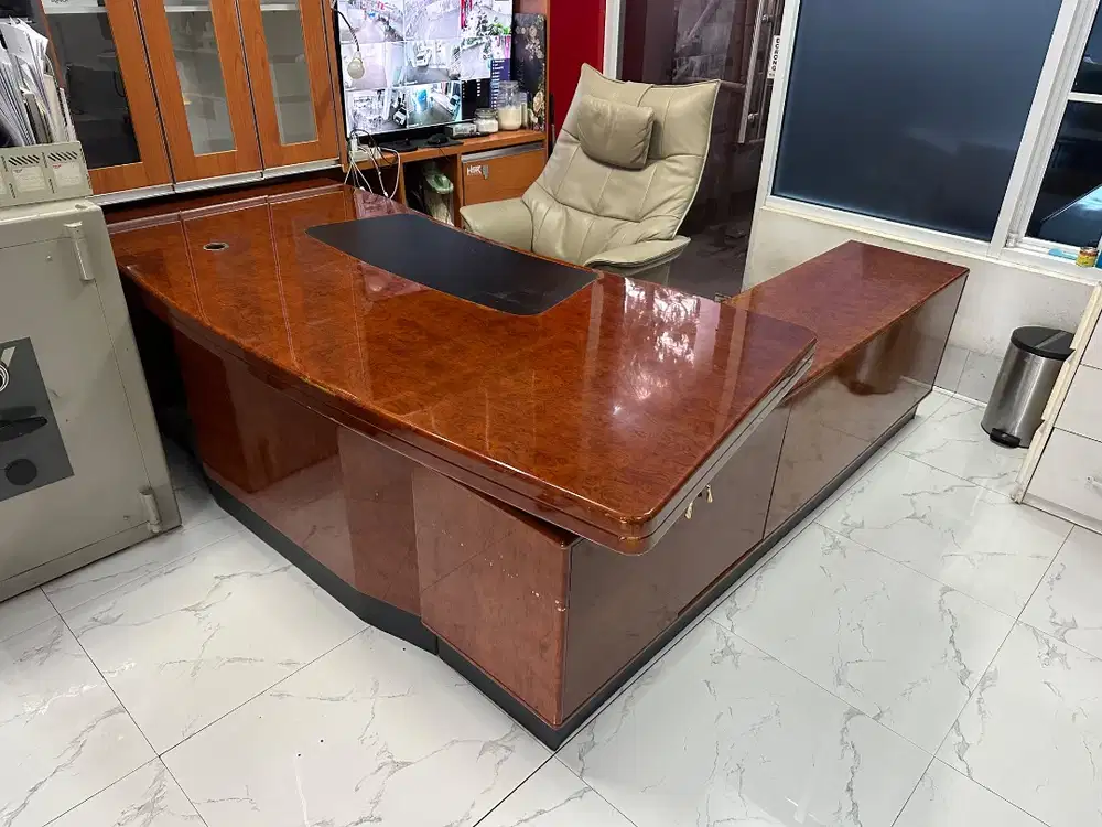 Meja Kantor Direktur Jati Informa – L Shape, Elegan & Kokoh