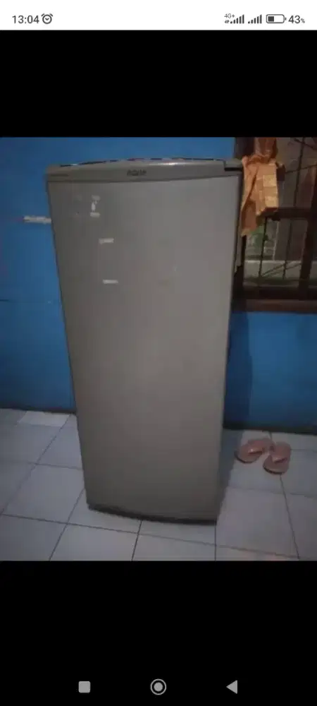 Freezer merek Aqua model rak