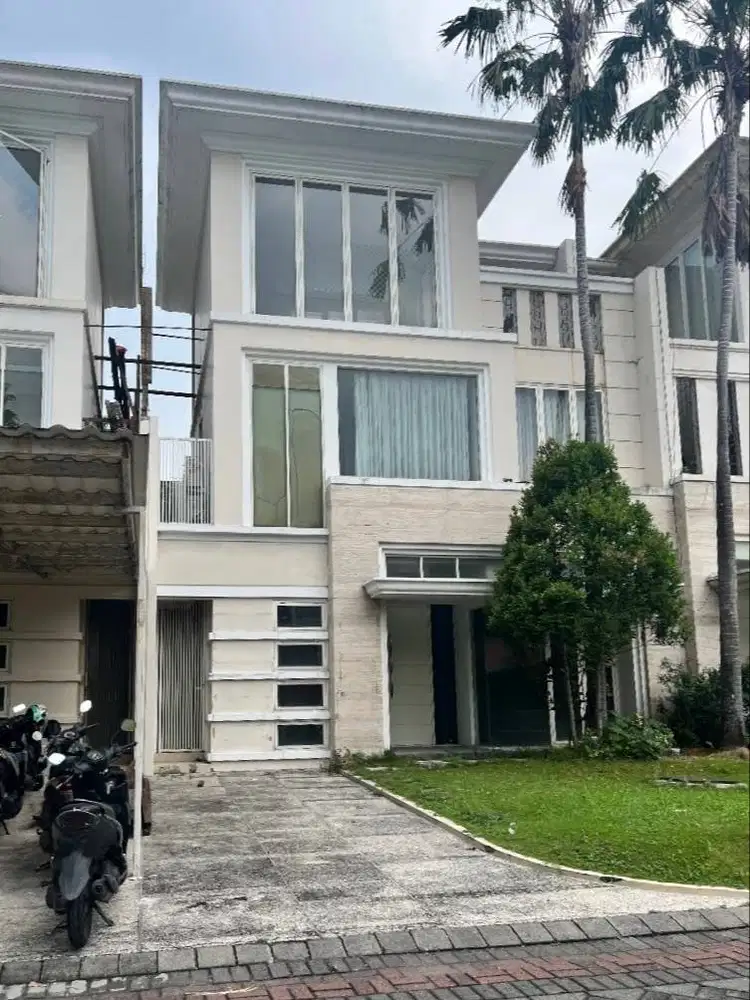 Dijual Rumah 3 Lantai Pakuwon Indah Surabaya Barat