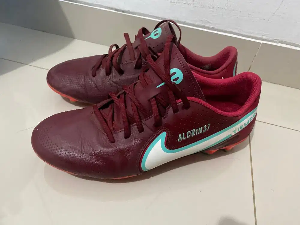 Sepatu Bola Nike Tiempo