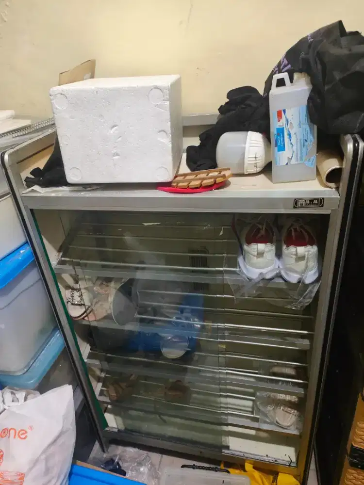 Lemari etalase kaca untuk sepatu dan sandal