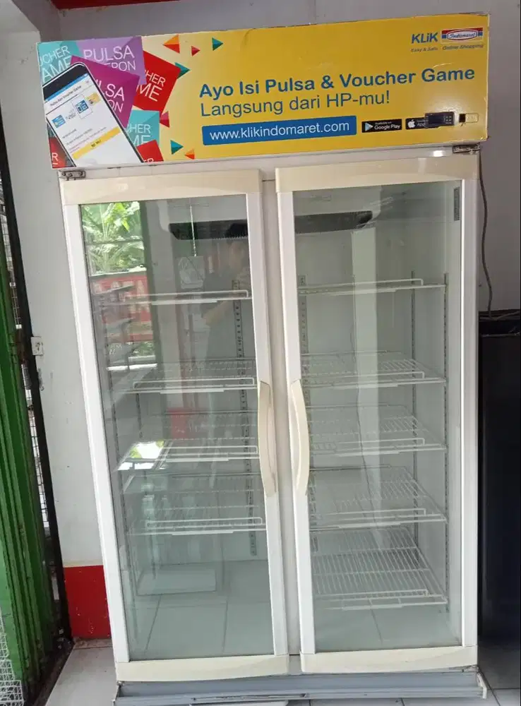 Showcase/chiller pendingin minuman merk Panasonic 1000L