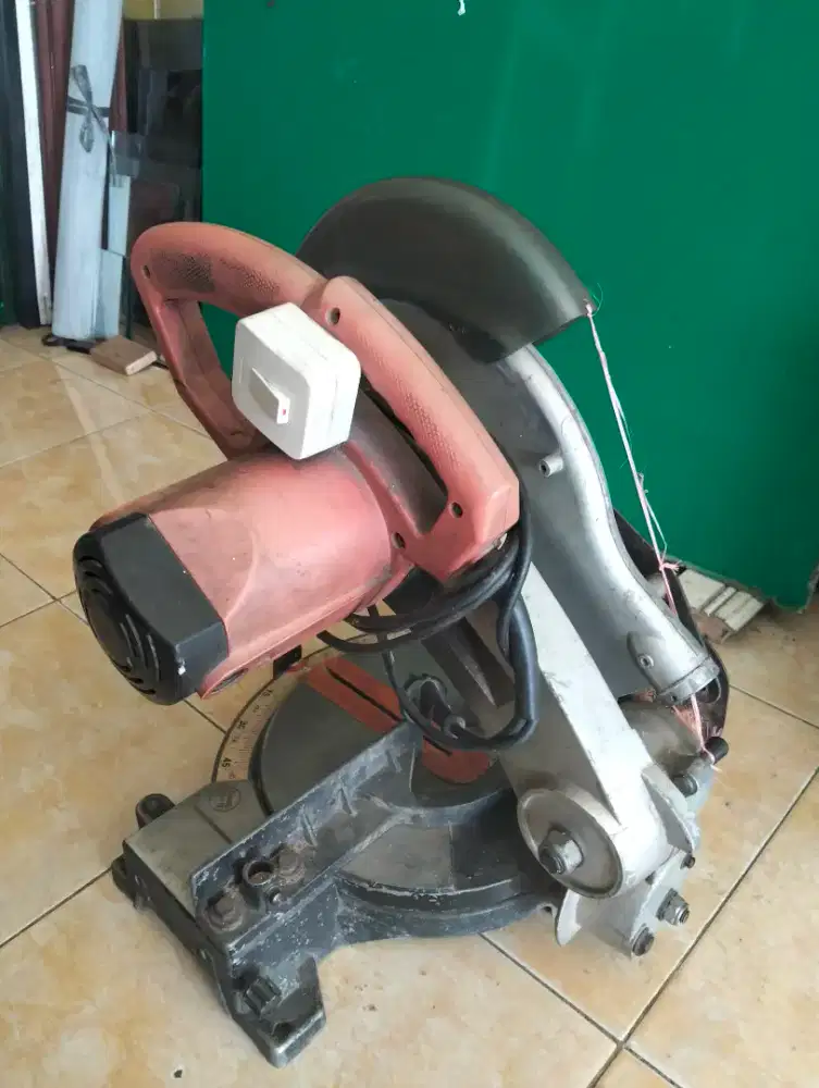 Mesin potong aluminium