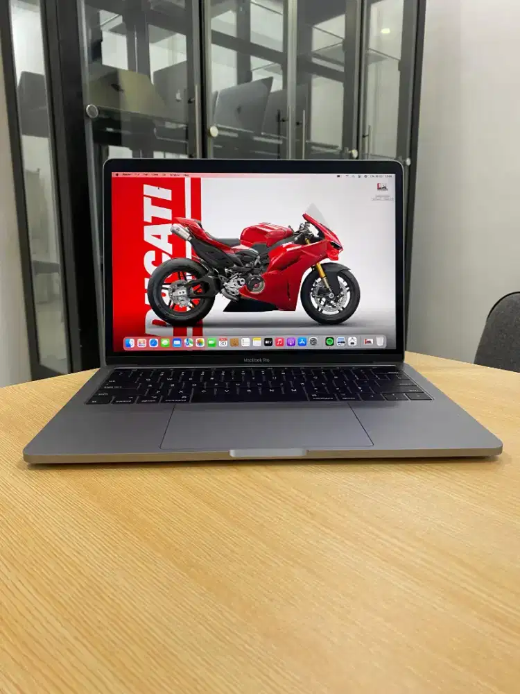 Macbook Pro 2017 i5 8/256 Touchbar