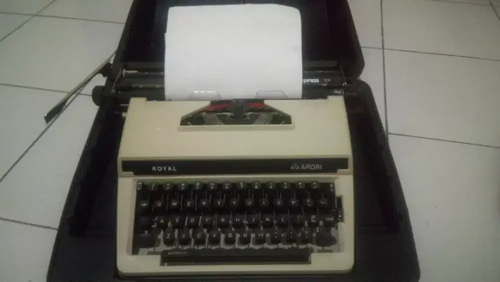 Mesin Tik Royal Arori