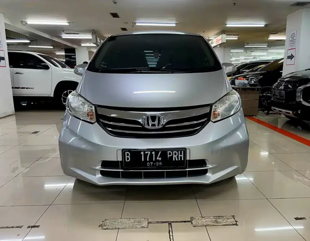 Honda freed 2014 matik silver pribadi sgt terawat